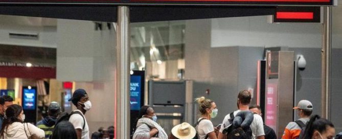 Passageiros chegam ao aeroporto de Miami, no primeiro dia de reabertura das fronteiras dos EUA