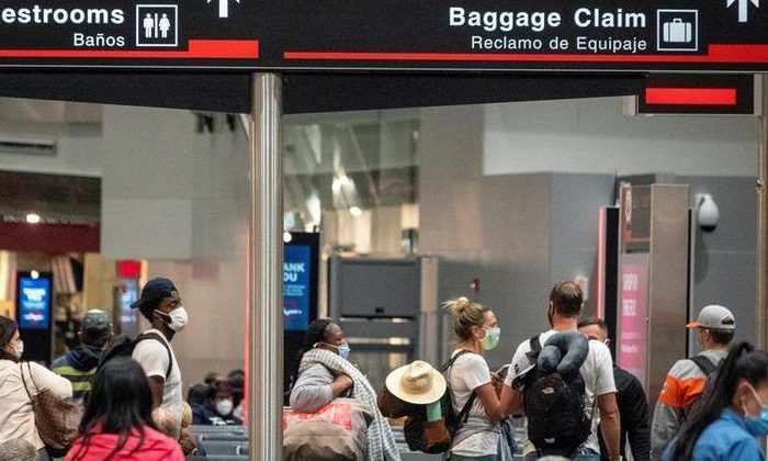 Passageiros chegam ao aeroporto de Miami, no primeiro dia de reabertura das fronteiras dos EUA