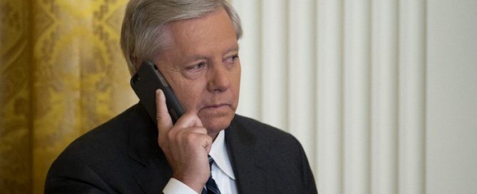 O senador dos EUA Lindsey Graham recebe um telefonema na Sala Leste da Casa Branca JIM WATSON/AFP - 03.03.2022