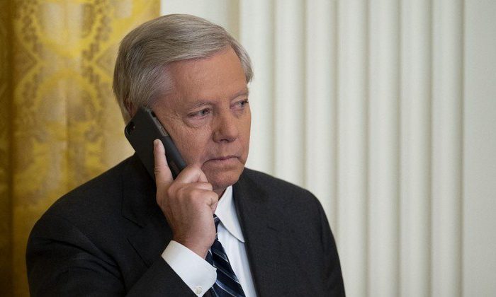O senador dos EUA Lindsey Graham recebe um telefonema na Sala Leste da Casa Branca JIM WATSON/AFP - 03.03.2022