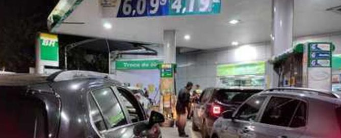 Brasileiros foram aos postos atrás de preço antigo EDU GARCIA/R7 - 10.03.2022