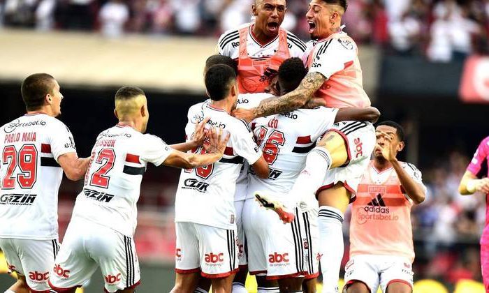 Jogadores do São Paulo comemoram o primeiro gol marcado por Welington no Morumbi ALEXANDRE BATTIBUGLI/AG. PAULISTÃO