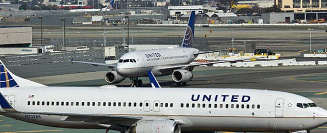 Boeing 737-800 da United, semelhante ao envolvido na ocorrência RAIMOND SPEKKING - WIKIMEDIA COMMONS