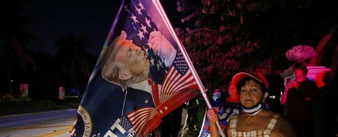 Apoiadores de Donald Trump estariam ameaçando agentes do FBI após operação EVA MARIE UZCATEGUI/GETTY IMAGES NORTH AMERICA/GETTY IMAGES VIA AFP - 20.7.2022