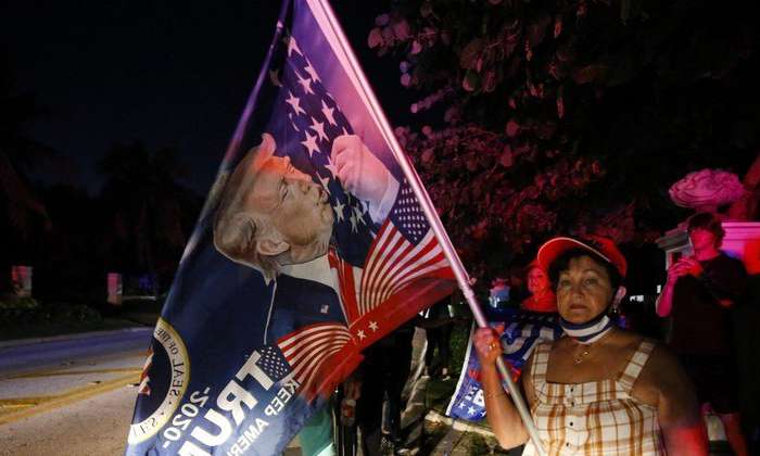 Apoiadores de Donald Trump estariam ameaçando agentes do FBI após operação EVA MARIE UZCATEGUI/GETTY IMAGES NORTH AMERICA/GETTY IMAGES VIA AFP - 20.7.2022