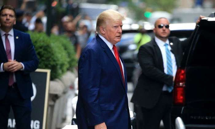 Donald Trump em Nova York dias após operação realizada em mansão na Flórida STRINGER/AFP