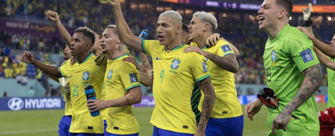 Joagdores da seleção brasileira comemoram vitória com torcedores no estádio 974 LUCAS FIGUEIREDO/DIVULGAÇÃO/CBF - 28.11.2022