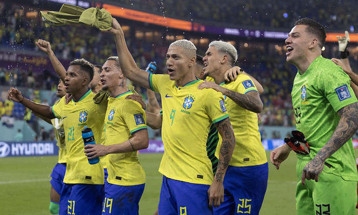 Joagdores da seleção brasileira comemoram vitória com torcedores no estádio 974 LUCAS FIGUEIREDO/DIVULGAÇÃO/CBF - 28.11.2022