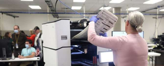Contagem de votos continua em Maricopa, no Arizona JUSTIN SULLIVAN/GETTY IMAGES NORTH AMERICA/GETTY IMAGES VIA AFP - 10.11.2022