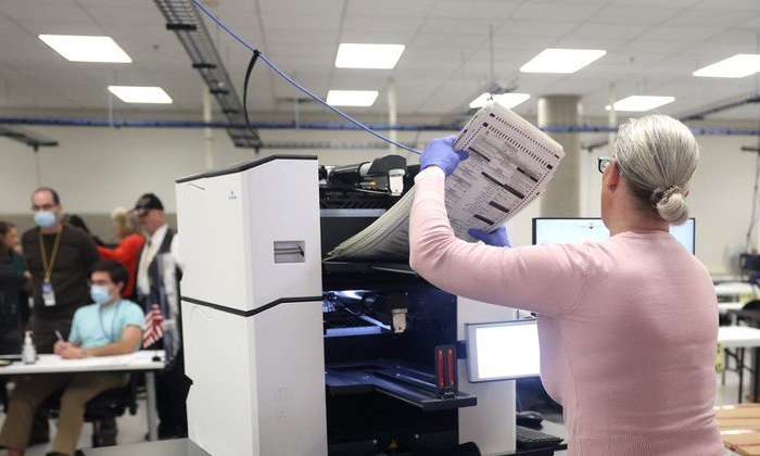 Contagem de votos continua em Maricopa, no Arizona JUSTIN SULLIVAN/GETTY IMAGES NORTH AMERICA/GETTY IMAGES VIA AFP - 10.11.2022