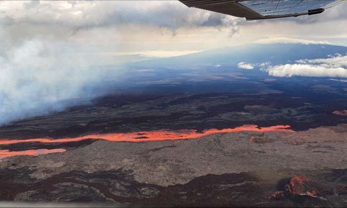 Autoridades dos EUA anunciaram nesta segunda-feira (28) que o Mauna Loa, no Havaí, o maior vulcão ativo do mundo, entrou em erupção pela primeira vez em quase 40 anos. A lava começou a fluir por volta da meia-noite de domingo (27) na cratera do Mauna Loa, um dos cinco vulcões do Parque Nacional dos Vulcões do Havaí, informou o Serviço Geológico dos Estados Unidos (USGS, na sigla em inglês) USGS/Handout/AFP - 28.11.2022