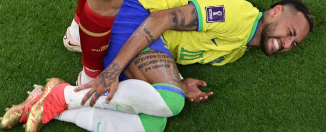 Neymar sente dor no tornozelo direito na partida do Brasil contra a Sérvia pela Copa do Mundo FRANÇOIS-XAVIER MARIT / AFP