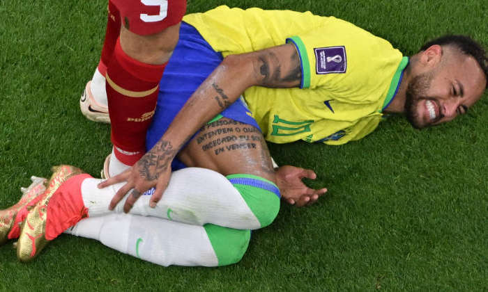 Neymar sente dor no tornozelo direito na partida do Brasil contra a Sérvia pela Copa do Mundo FRANÇOIS-XAVIER MARIT / AFP