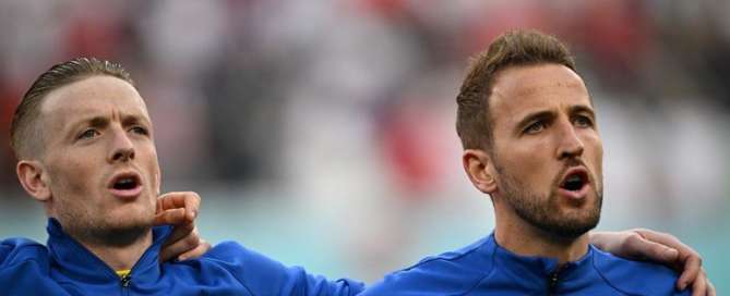 Jogadores da seleção da Inglaterra cantam o hino antes da partida contra o Irã na Copa do Mundo PAUL ELLIS / AFP