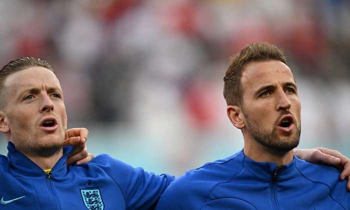 Jogadores da seleção da Inglaterra cantam o hino antes da partida contra o Irã na Copa do Mundo PAUL ELLIS / AFP