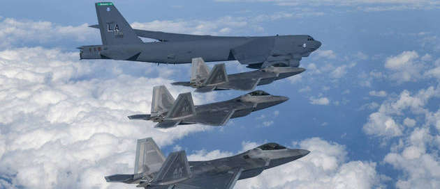 As Forças Aéreas dos Estados Unidos e da Coreia do Sul fizeram um treinamento militar conjunto, nesta terça-feira (20), no território coreano para demonstrar força e prevenir eventuais ameaças dos mísseis da Coreia do Norte. Entre os aviões, estavam um bombardeiro B-52H dos Estados Unidos, além de caças F-22 Ministério da Defesa da Coreia do Sul/EFE/EPA – 20.12.2022