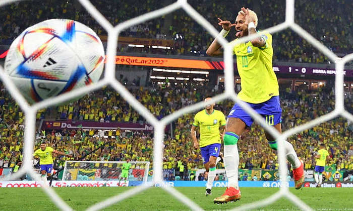Neymar cobrou pênalti com extrema perfeição na classificação do Brasil às quartas de final CARL RECINE/REUTERS - 5.12.2022
