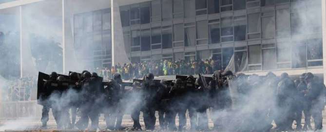 Policiais do Choque usam bombas de efeito moral para dispersar manifestantes na praça dos Três Poderes WILTON JUNIOR/ESTADÃO CONTEÚDO