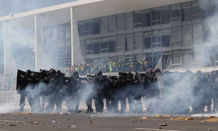 Policiais do Choque usam bombas de efeito moral para dispersar manifestantes na praça dos Três Poderes WILTON JUNIOR/ESTADÃO CONTEÚDO