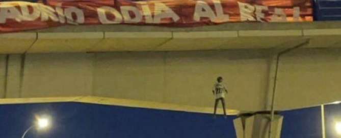 A estúpida imagem do boneco que representa Vinícius Jr. Enforcado. Lastimável REPRODUÇÃO/TWITTER