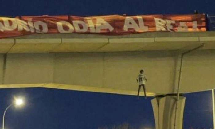 A estúpida imagem do boneco que representa Vinícius Jr. Enforcado. Lastimável REPRODUÇÃO/TWITTER