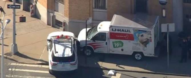 Motorista do veículo foi detido pela polícia de Nova York REPRODUÇÃO TWITTER/CBS NEW YORK