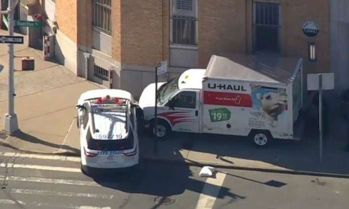 Motorista do veículo foi detido pela polícia de Nova York REPRODUÇÃO TWITTER/CBS NEW YORK