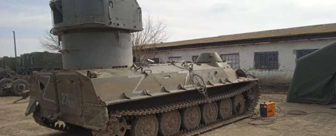 Tanque russo foi improvisado com uma torre naval no topo REPRODUÇÃO REDDIT VIA THE SUN