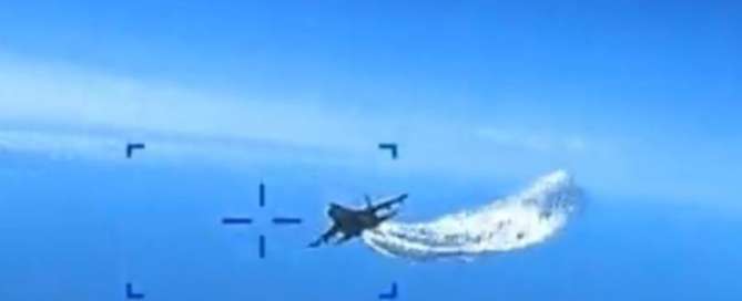 Vídeo registra o momento em que um caça russo danifica um drone americano sobre o mar Negro REPRODUÇÃO TWITTER/ @KRASSENSTEIN 16/03/2023