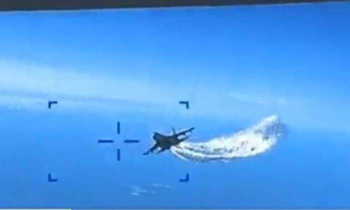 Vídeo registra o momento em que um caça russo danifica um drone americano sobre o mar Negro REPRODUÇÃO TWITTER/ @KRASSENSTEIN 16/03/2023