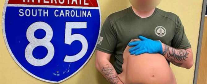 Policial mostra a barriga falsa usada pela mulher que foi presa com 1,5 kg de cocaína REPRODUÇÃO/ANDERSON COUNTY SHERIFF'S OFFICE SC