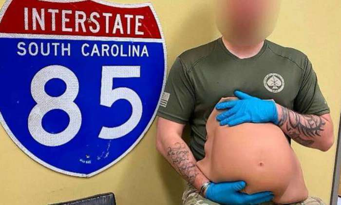 Policial mostra a barriga falsa usada pela mulher que foi presa com 1,5 kg de cocaína REPRODUÇÃO/ANDERSON COUNTY SHERIFF'S OFFICE SC